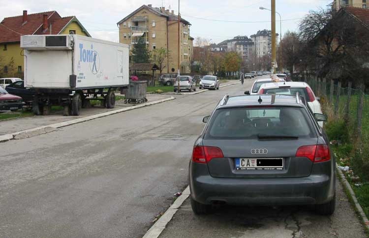 Automobili na trotoaru a pešaci na kolovozu 1 avenija-1