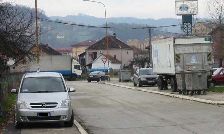 Automobili na trotoaru a pešaci na kolovozu 2 avenija-2