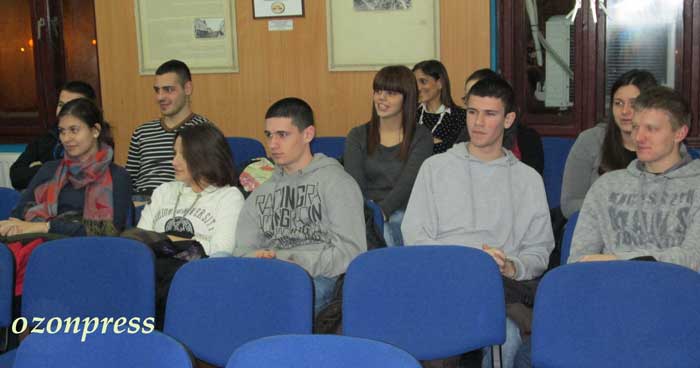 Mladi pesnici grada u Gimnaziji 3 pesnici-1