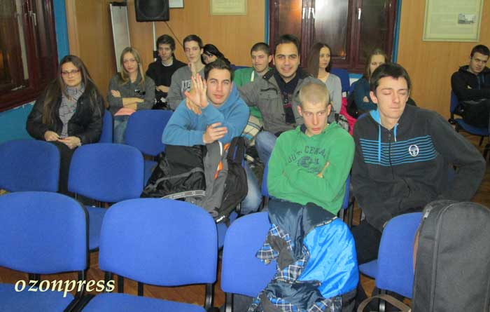 Mladi pesnici grada u Gimnaziji 2 pesnici-2