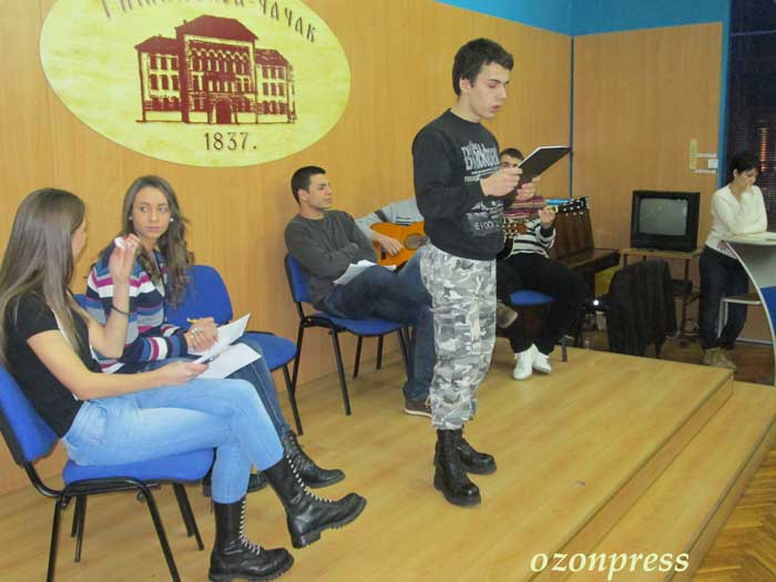 Mladi pesnici grada u Gimnaziji 4 pesnici-3