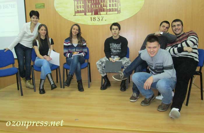 Mladi pesnici grada u Gimnaziji 1 pesnici-4