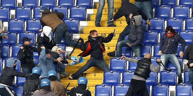 Srbiji preti tri do pet godina suspenzije iz Evrope! 1 ITALY SOCCER LAZIO AS ROMA VIOLENCE