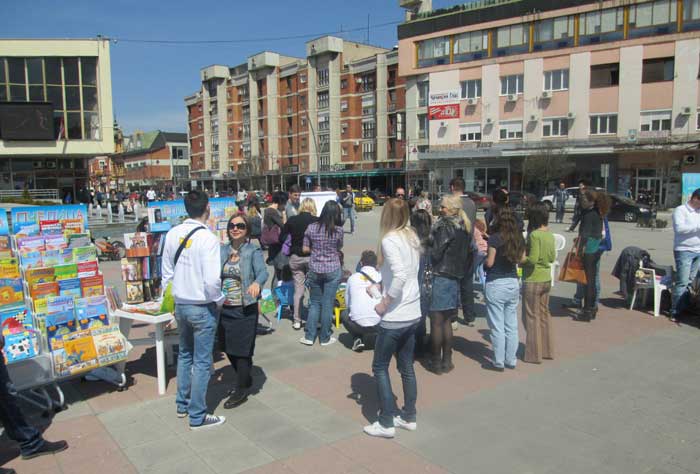 Pčelica sa Čačanima na Gradskom trgu 2 pcelica-2