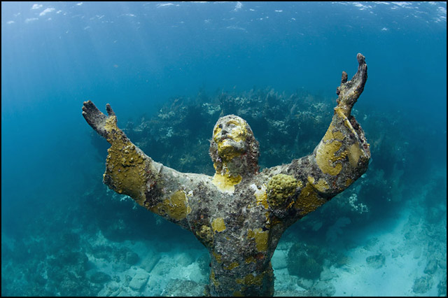 10 misterioznih podvodnih statua 7 voda-hrist-iz-ambisa-ki-largo