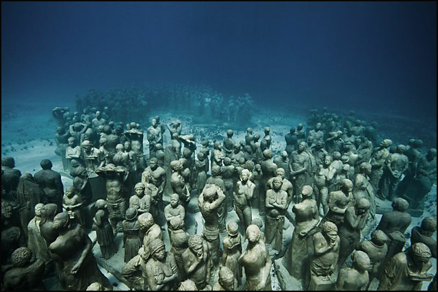 10 misterioznih podvodnih statua 4 voda-ovoliko-ljudi-niste-očekivali-pod-vodom
