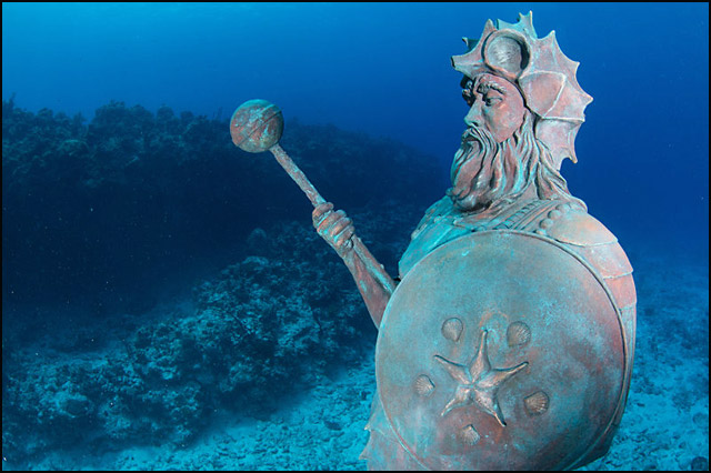 10 misterioznih podvodnih statua 2 voda-čuvar-grebena-velika-kajmanska-ostrva