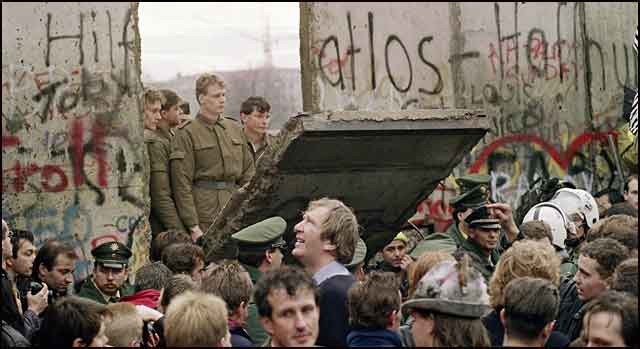 Pad-Berlinskog-zida-Komunizam-je-pao-jer-je-bio-sklon-padu