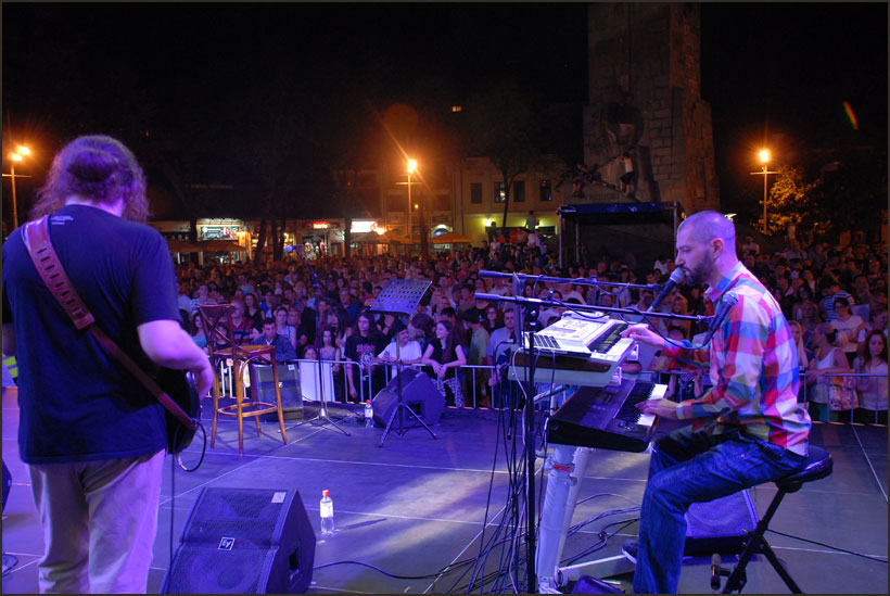 Završen „JazzIbar“ 2 Vasil-Hadžimanov-bend-pred-više-hiljada-Kraljevčana