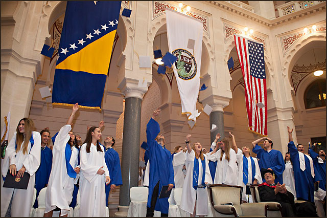 Američke diplome u Bosni 7 aubih-Cin-bacanja-kapa---Diplomanti-AUBiH