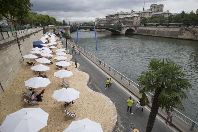 Znaju da uživaju uz reku: Duž Sene nikla urbana plaža 1 sena