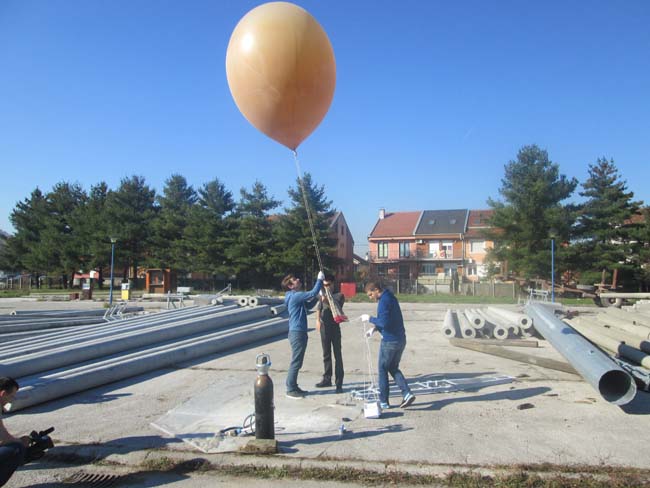 Učenici Tehničke škole napravili meteorološki balon 1 balon 4