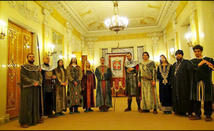 kraljevski-red-vitezova-ispred-dvorca--xx