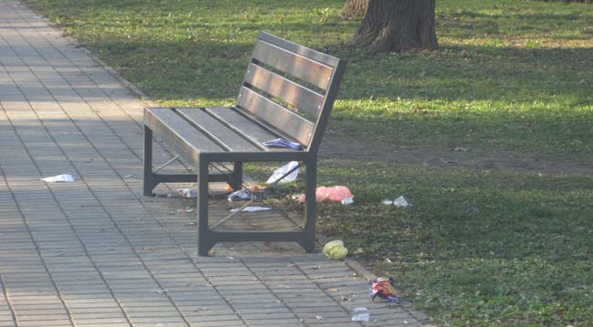 Nedeljno smeće po parku 2 mali park