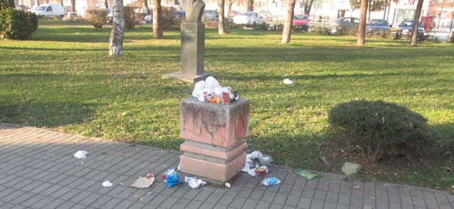 Nedeljno smeće po parku 1 mali park