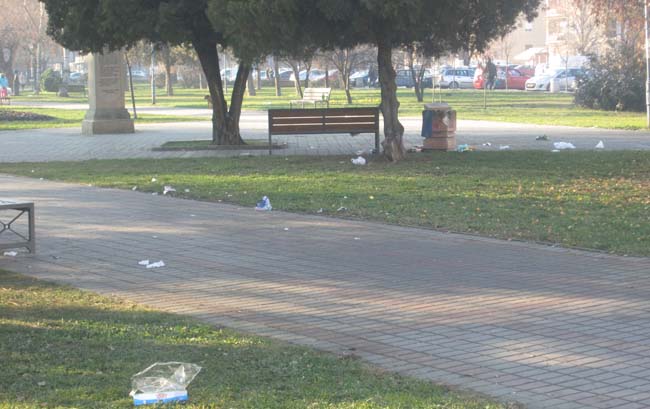 Nedeljno smeće po parku 4 mali park