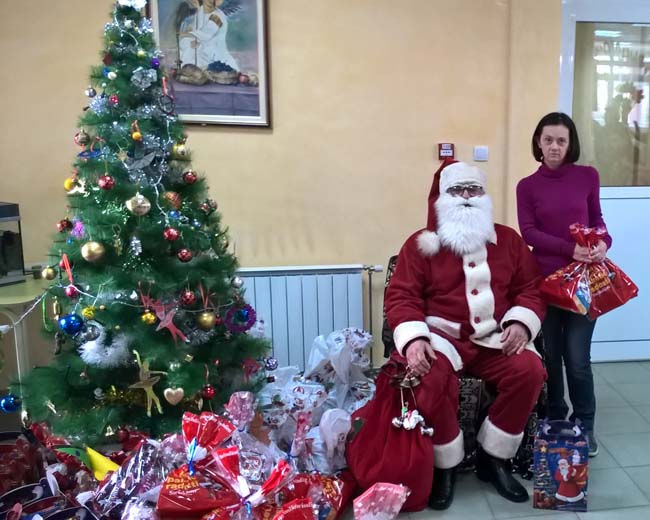 Deda Mraz posetio Zračak 4 paketici
