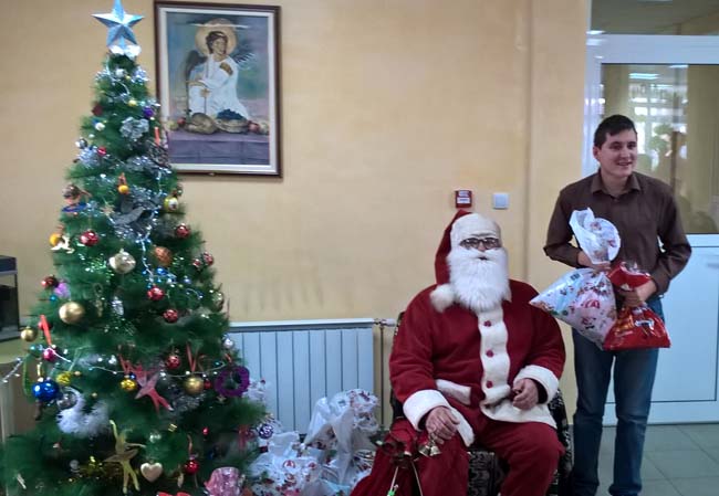 Deda Mraz posetio Zračak 5 paketici