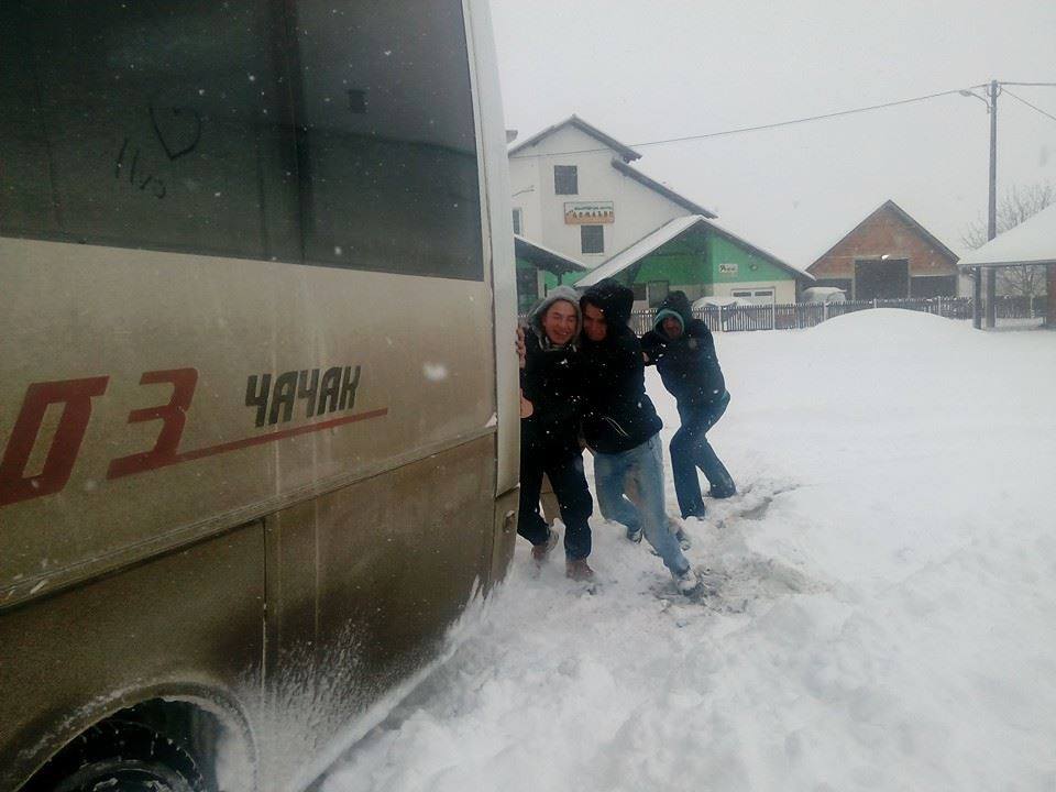 Građani gurali autobus Autoprevoza 2 sneg, autobus