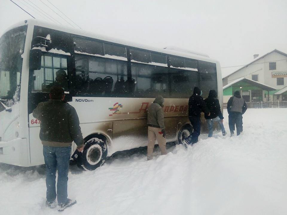 Građani gurali autobus Autoprevoza 1 sneg, autobus