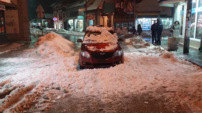 Sneg sa krova višespratnice zatrpao automobil! 2 sneg, zgrada, automobil
