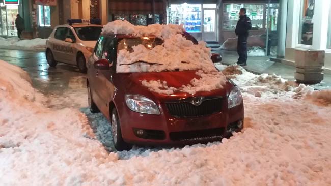 Sneg sa krova višespratnice zatrpao automobil! 1 sneg, zgrada