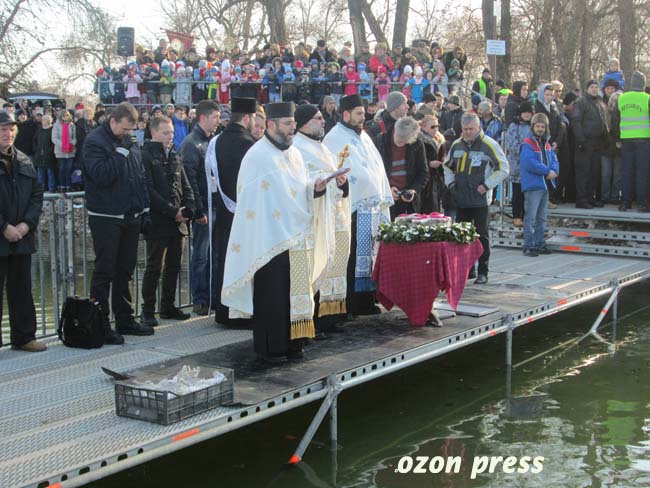 Aleksandar Zečević nosilac Bogojavljenskog krsta (FOTO) 13 krst13
