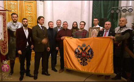 princ-djordje-drzi-mirotocivu-ikonu