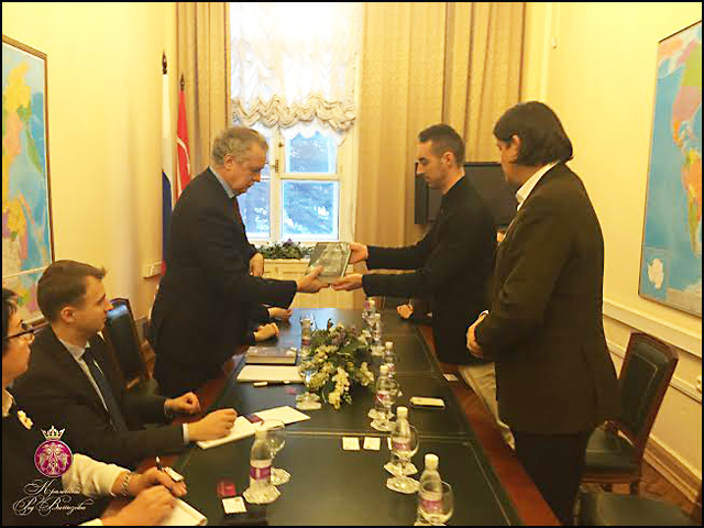 Gubernator primio princa Karađorđevića 2 razmena-poklona-princ-Djordje-i-predstavnik-grada-Petrograda