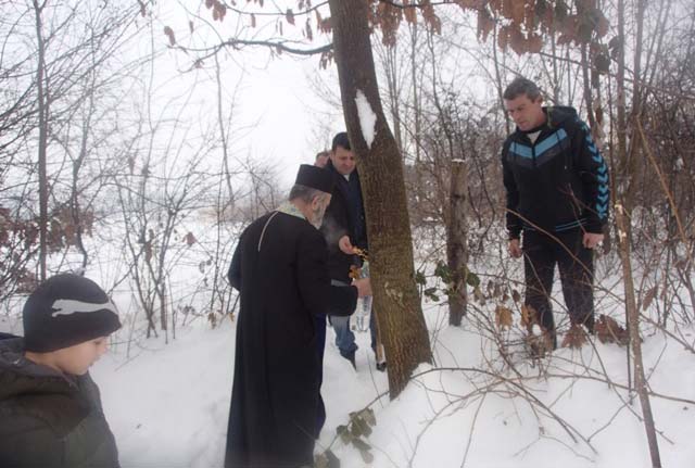 Đaci položili badnjak na školu 1 slatina, badnji dan