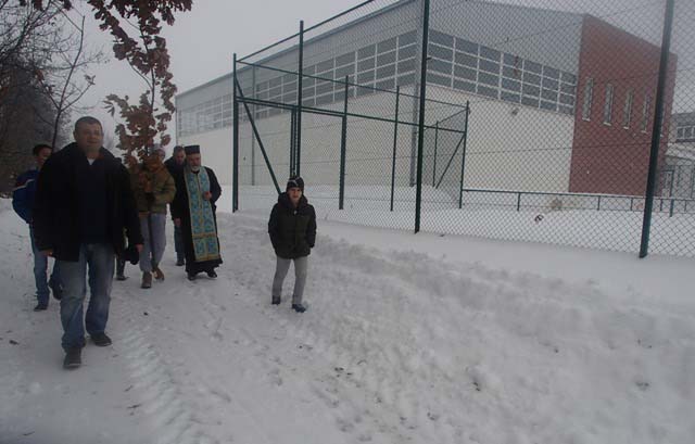 Đaci položili badnjak na školu 3 slatina, badnji dan
