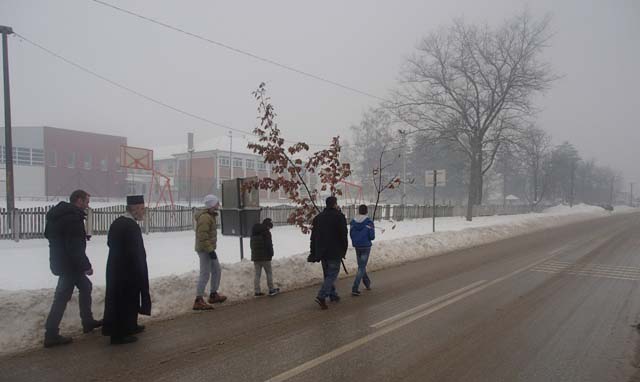 Đaci položili badnjak na školu 4 slatina, badnji dan