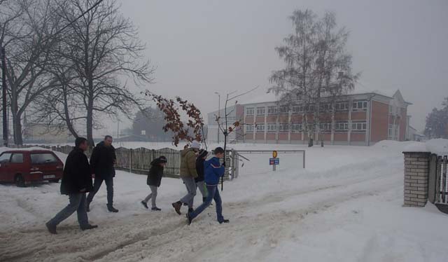 Đaci položili badnjak na školu 5 slatina, badnji dan