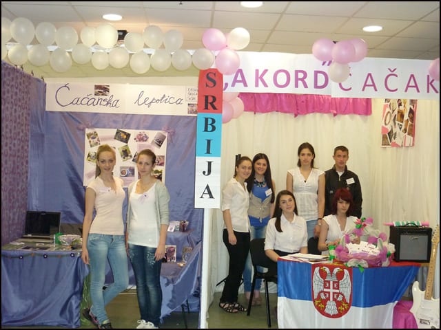 Spoj teorije i prakse u Ekonomskoj školi 2 Ucenici-Ekonomske-skole-na-Medjunarodnom-sajmu-virtuelnih-preduzeca-u-Temisvaru