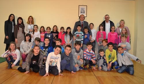 Osnovci čitaju srpsku istoriju 2 stanišić i osnovci_02670308031100890124