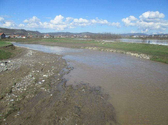 Vojska u Konjevićima ispumpava vodu, oštećen bedem 4 cemernica