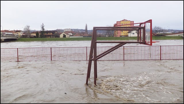 Džakovi oko hale 2 poplava-Borac-2a