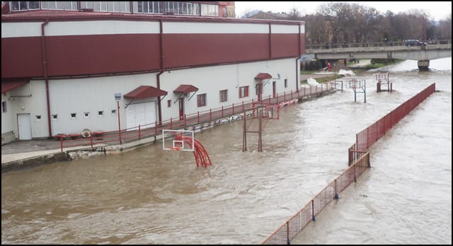 Džakovi oko hale 3 poplava-Borac-4a