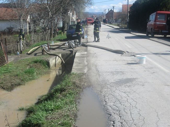 Vojska u Konjevićima ispumpava vodu, oštećen bedem 3 poplave, konjevici, vatrogasci