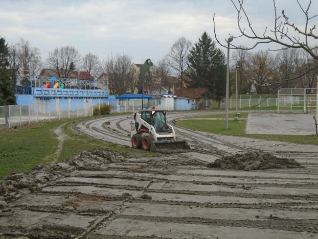Počelo čišćenje atletske staze 1 SC Mladost