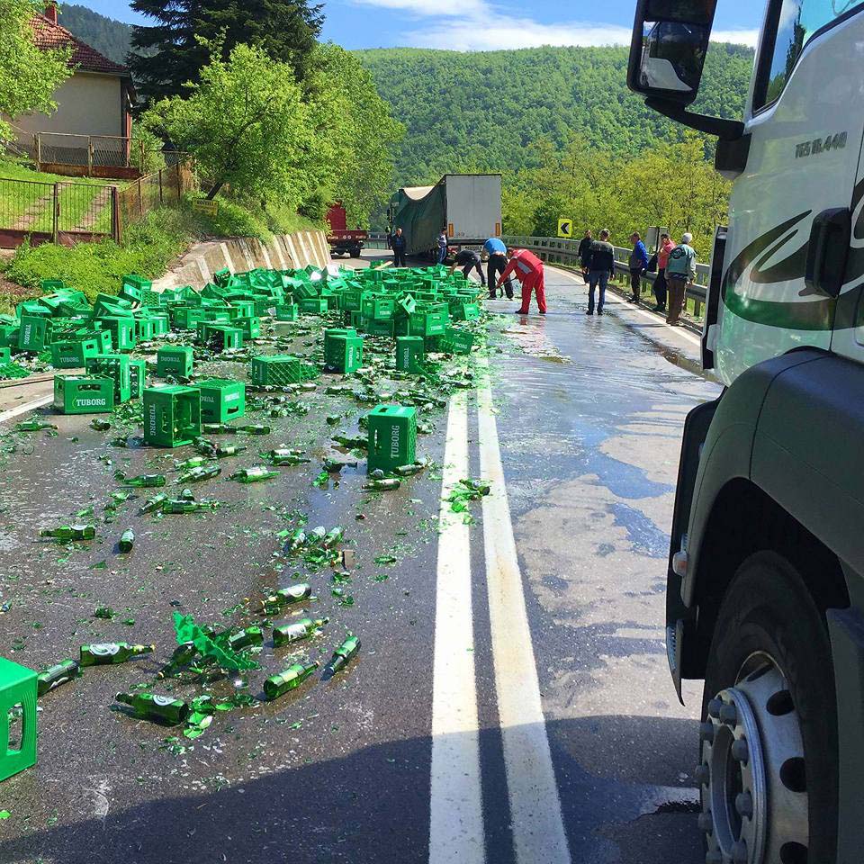 Stotinak gajbica piva završilo na putu 2 tuborg