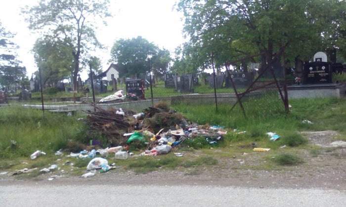 Smeće oko groblja 1 groblje, mrcajevci