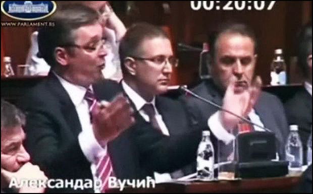 vucic-se-smeje