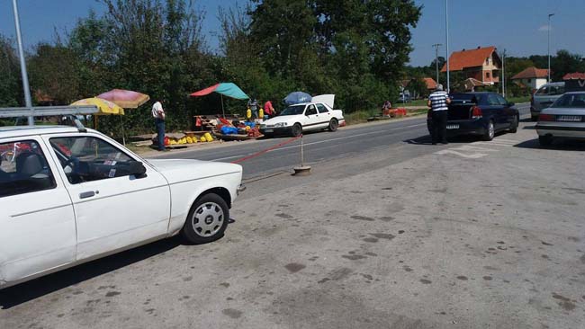 Prodavci pored puta ugrožavaju saobraćaj 1 mrcajevci1