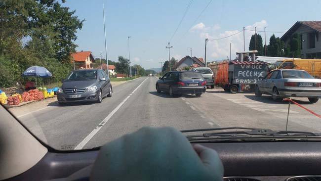 Prodavci pored puta ugrožavaju saobraćaj 3 mrcajevci2