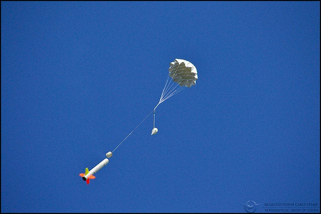 Rekordno takmičenje u najavi 2 rakete-sa-padobranom
