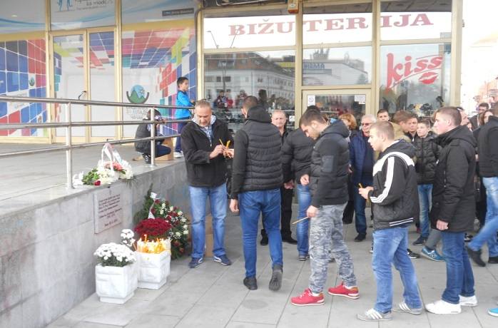 Otkrivena spomen ploča ubijenom navijaču Zvezde 1 spomenik navijacu