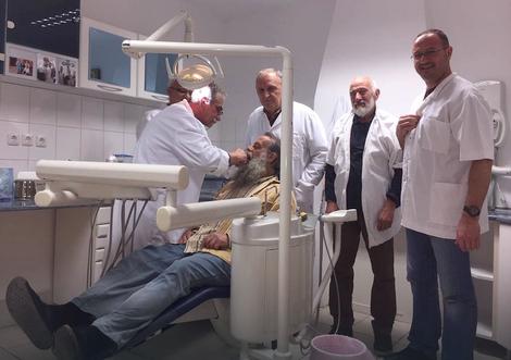 Stomatolozi iz Čačka besplatno popravljaju zube monasima 1 hilandar