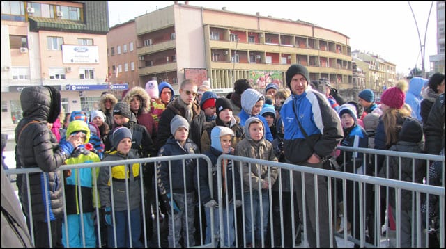 Lomljenje božićne česnice na Gradskom trgu 2 nova-s-4