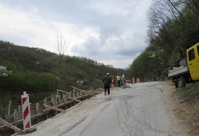 Radovi na putu Rudnik-Topola (FOTO) 3 RADOVI NA PUTU